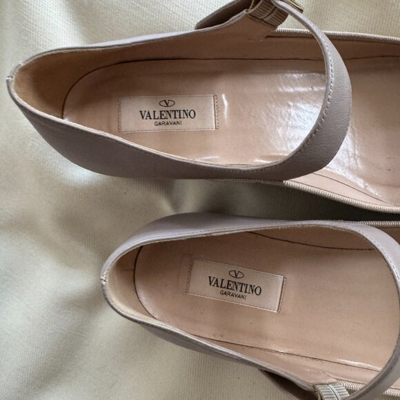 Valentino Garavani Plain Two-Tone Leather Mary Jane Pumps in Nude, size 40 - Picture 4 of 7